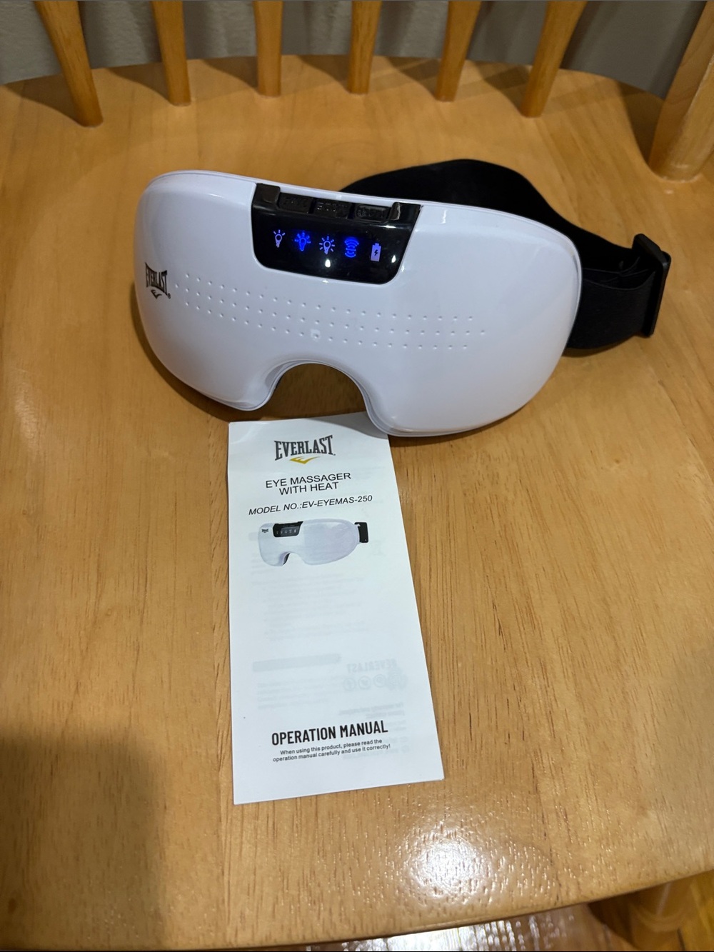 Everlast White and Black Eye Massager with Heat and Vibration